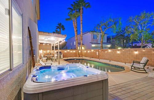 Stunning 4BR Getaway w Pool, Hot Tub, & Firepit - Foto 31