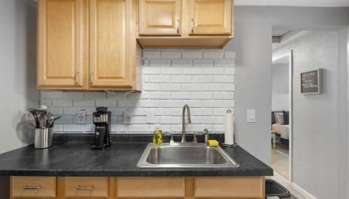 Great Location! 2BR - King Bed - Private Laundry - Foto 4