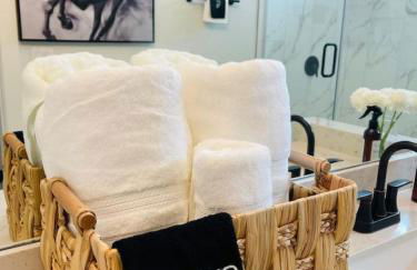 Luxurious Hidden Gem - Downtown Access - Balcony - Foto 34