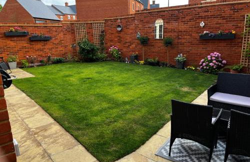 Brackley near Silverstone Grand Prix 3 double bed family home - Photo 5