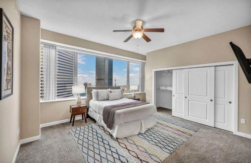 Luxury High-Rise w/ City View | Paid Parking | Gym - Photo 29