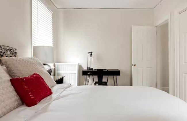 Gather Around the Mid-century Table at a Tranquil Haven - Foto 5