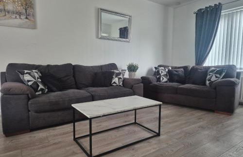 3 bedroom house-Ellesmere Port - Photo 1