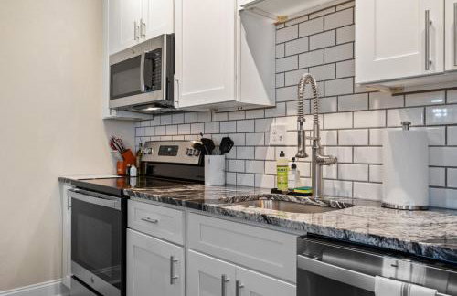 Cozy King Bed Suite with Free Parking - Foto 14