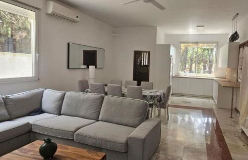 Spacious Garden Villa, private pool, huge grounds with orange trees - Foto 17