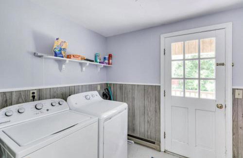 Family Lakeside Escape with Private Beach and Calm Waters - Foto 16