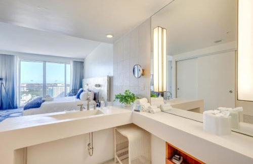 Walk to Beach and Dining! Luxe Fort Lauderdale Condo - Foto 16