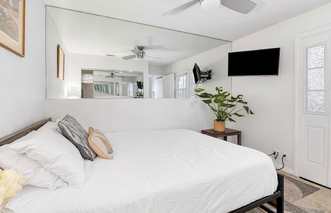 Canalfront Charmer by Avantstay Waterfront w/ Shared Dock + Hot Tub - Foto 27