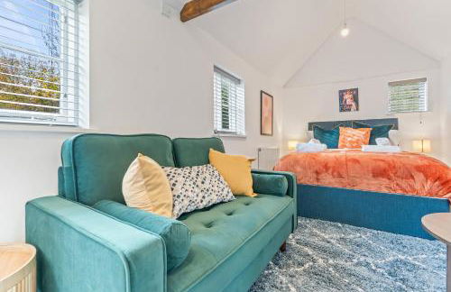 3BR Kingswood Cottage with Detached Unit - Photo 41