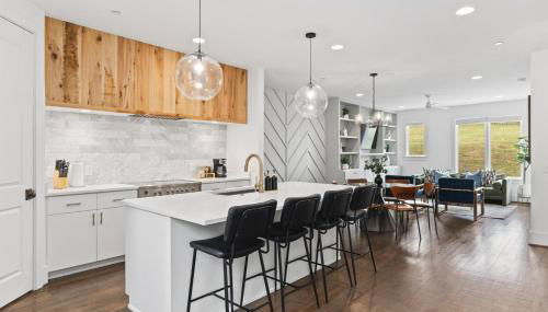 Walk to 12 South and Belmont with Garage FirePit and Patio - Foto 2