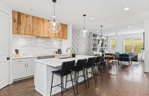 Walk to 12 South and Belmont with Garage FirePit and Patio - Foto 2