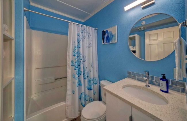 Oceanfront Condo w/ Private Balcony Pool + Tennis Bubbly Blew by Avantstay - Foto 17