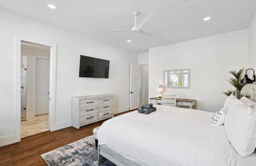 3-BD Luxury Living w Rooftop Garden Views - Photo 13