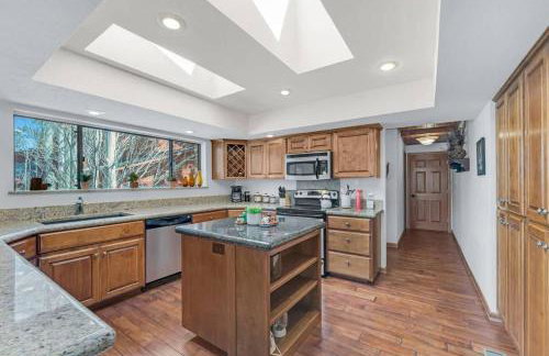 Country Club Cabin with Hot Tub - Foto 13