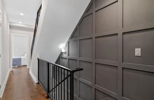 Luxe Penthouse with Private Parking & Rooftop w TV - Foto 23