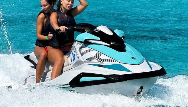 Tour en moto de agua por San Antonio - Foto 4, Dos chicas a bordo de una moto de agua