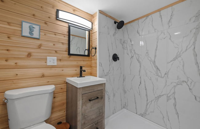 Modern Condo Perfect For Winter Rental - Photo 9