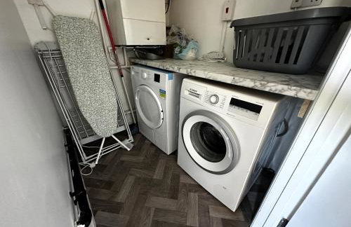 Kennedy Villa - 5 Bedroom House with Hot Tub, WiFi, Free parkings, Close to Bicester Village - Foto 33