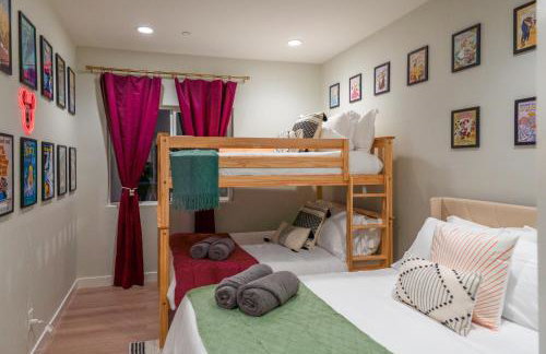 Spacious Disneyland Getaway I Game Room, King Suites & EV Access I Sleeps 14 - Foto 19