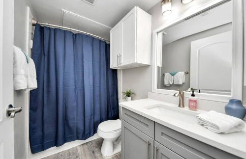 LUX Resort Inspired 2BR Near Houston Pool Gym - Foto 29