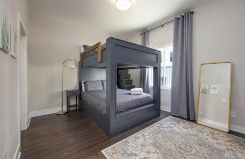 Luxury four-story Home with Rooftop views, 10min to Downtown! Sleeps 12! - Photo 15