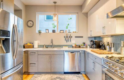 Walk to Empower Field Townhome with Hot Tub! - Foto 18