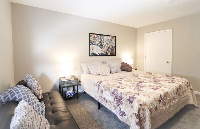 Downtown Granby Retreat & Spa - Photo 7