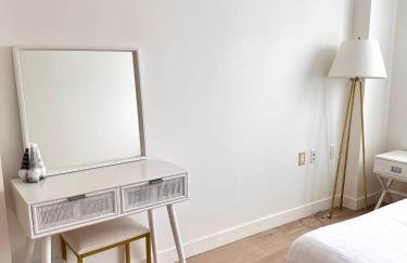 Peaceful Quiet Spacious New Modern Penthouse 3-Bedroom Apartment with a Balcony - Foto 34