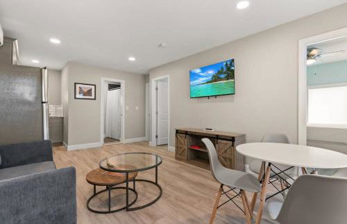 Steps to Beach Fully Renovated Sleeps 6 - Photo 6