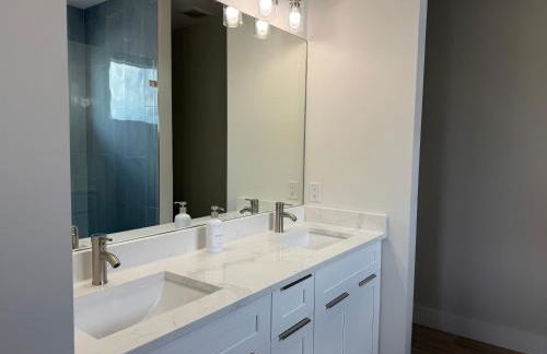 Colorful retreat near beach and pickleball courts - Foto 8