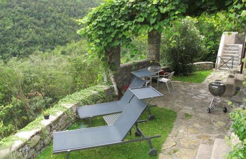 Stunning medieval setting surrounded by mountains - Photo 14