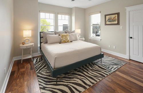 Luxury 5 BR 4 Bath, Hot Tub, Outdoor Kitchen, Across Street from Kyle Field! - Foto 19