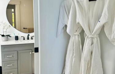 Luxe Modern Lakefront Oasis - Hot Tub, Sunset Views, Pet & Family Friendly! Close to UMF! - Foto 35