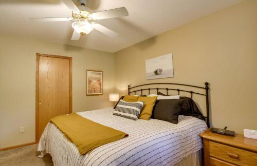 Sandy Beach Family Getaway with Fire Pit and Deck! - Foto 17