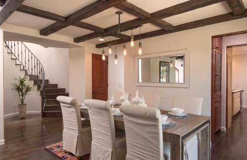 Mediterranean Beauty with Rooftop Deck and Views - Foto 52