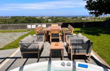 Luxury coastal retreat with sea views - Photo 2