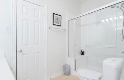 Entire Home 3BR Hidden Gem Getaway with Level 2 EV Charger, Central Location - Foto 15