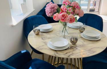 Award Winner of 2026 &2025 traveller & Best guest rated apartment, two bedroom, #1 Leeds city centres most central location, Great 180 degree views,balcony , PARKING onsite, Netflix & WiFi - Foto 37