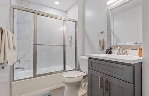 Apt+ 2 Queens+Bunkbed+Free Parking 55"TV - Photo 64