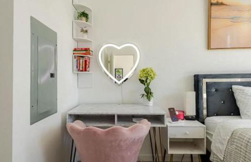 Hollywood Penthouse with Balcony & Pool View - Photo 42