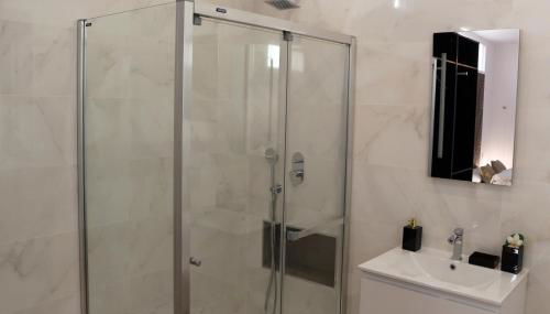 Ayuntamiento Panoramic - Photo 4, Shower
