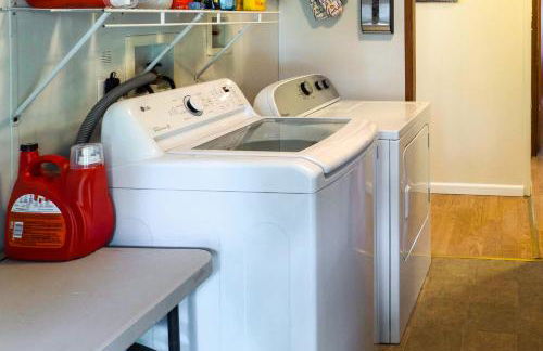 Lakefront Many Vacation Home with Deck and Views - Foto 26