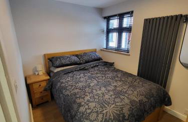 Town Centre Modern 1 Bedroom self-contained Apartment - Photo 30