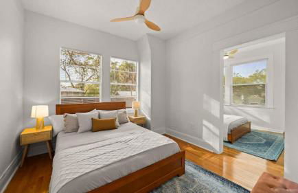 Modern Moroccan Villa w/ Firepit, BBQ + Game Room! - Foto 9