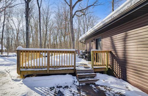 Northwoods Escape Lakeside Retreat with Deck - Foto 26