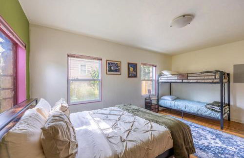 Cozy 2BR Home Near UNR with Large Deck & Parking - Foto 18