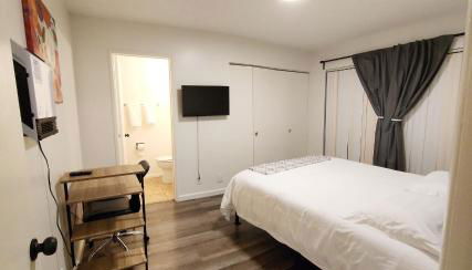 Centrally Located, 4x Queen, 300 MBPS Internet with Backyard! - Foto 2