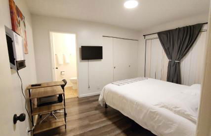 Centrally Located, 4x Queen, 300 MBPS Internet with Backyard! - Foto 2