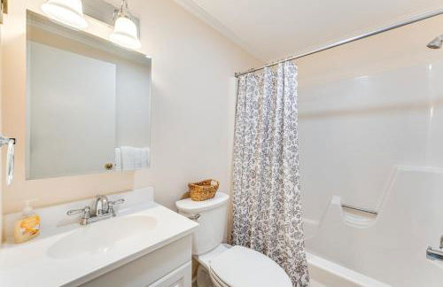 Renovated Ski-InandSki-Out Peru Condo at Bromley Mtn - Foto 16