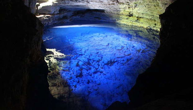 Intérieur du Poço Azul